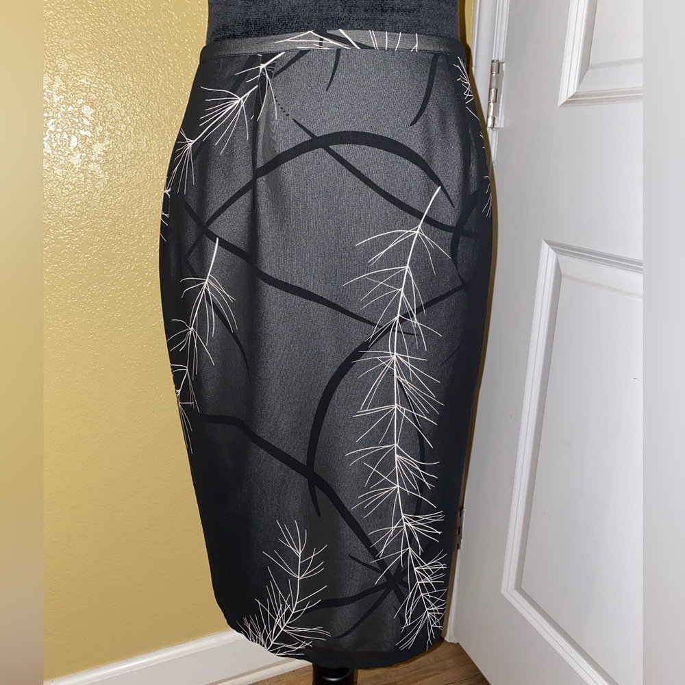Brand: express. Black skirt. Size 3/4. Good condition.